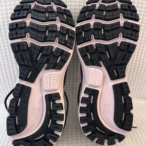 Women’s ghosts brooks